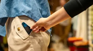 تجديد حبس عاطل لاتهامه بسرقة هاتف طالب داخل محل بالعمرانية